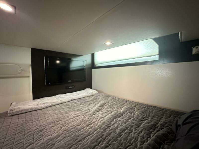 2017 Cruisers Yachts 390 Express Coupe