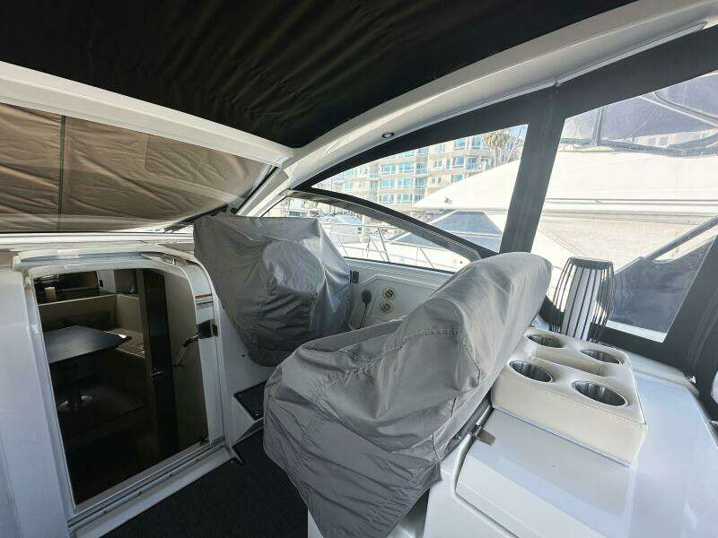 2017 Cruisers Yachts 390 Express Coupe