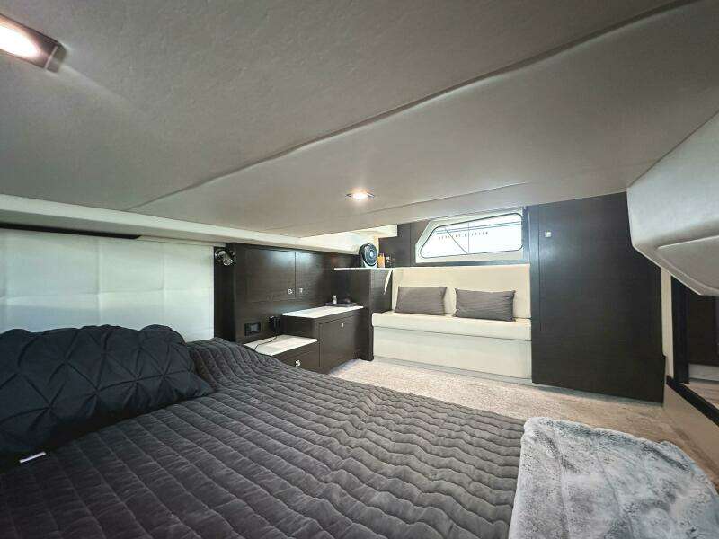 2017 Cruisers Yachts 390 Express Coupe