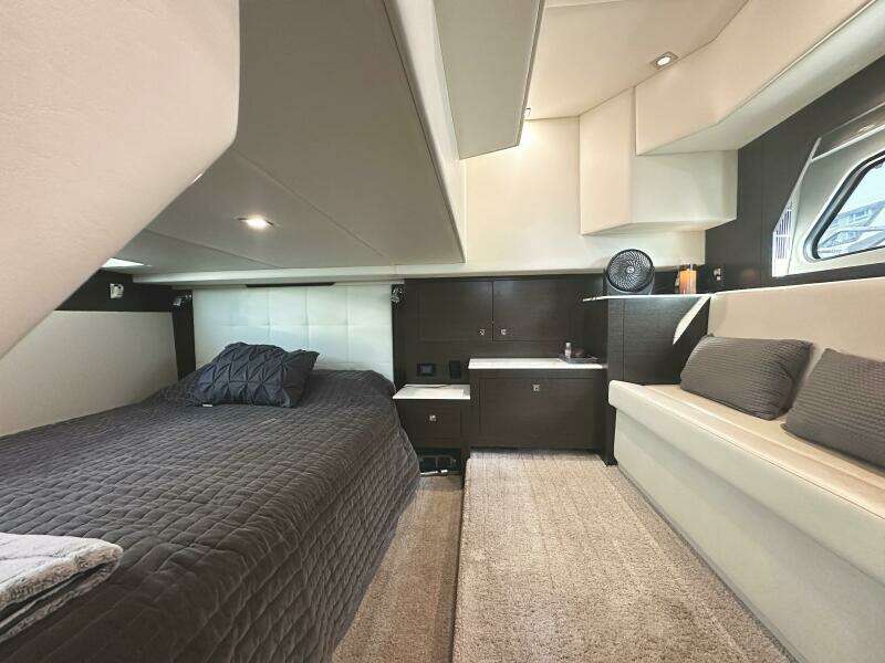 2017 Cruisers Yachts 390 Express Coupe