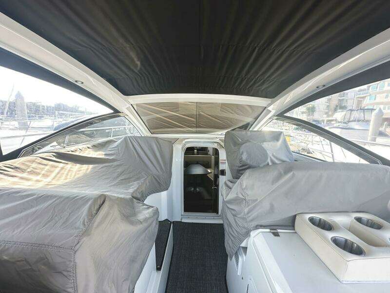 2017 Cruisers Yachts 390 Express Coupe