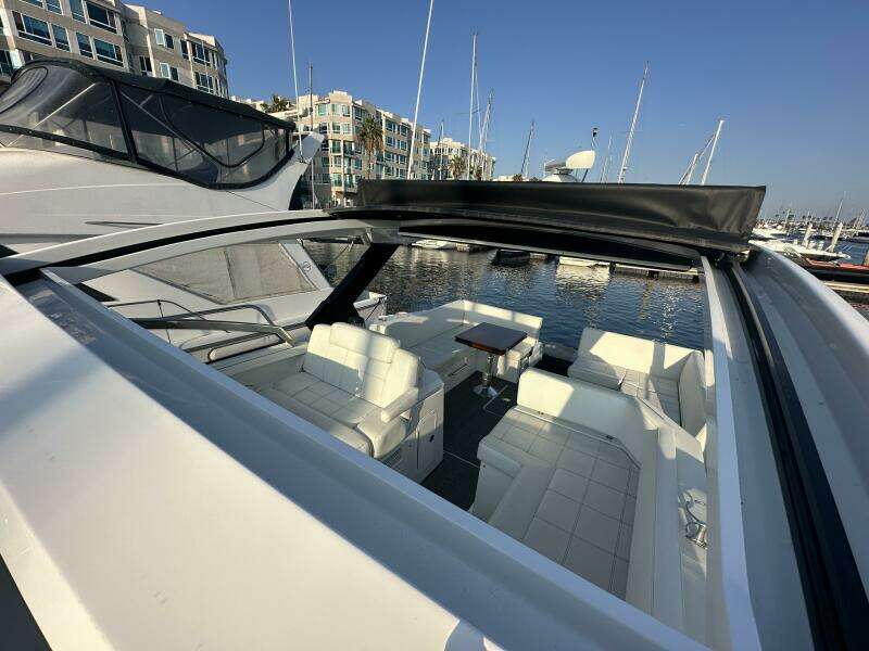 2017 Cruisers Yachts 390 Express Coupe