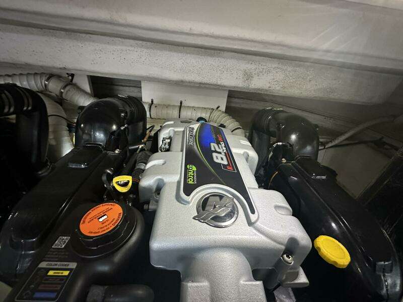 2017 Cruisers Yachts 390 Express Coupe