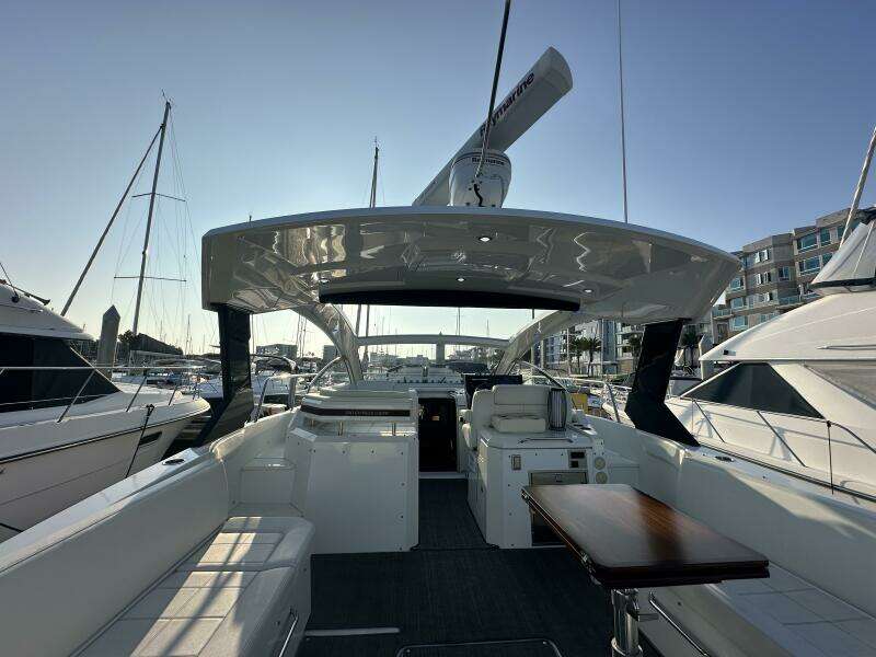 2017 Cruisers Yachts 390 Express Coupe