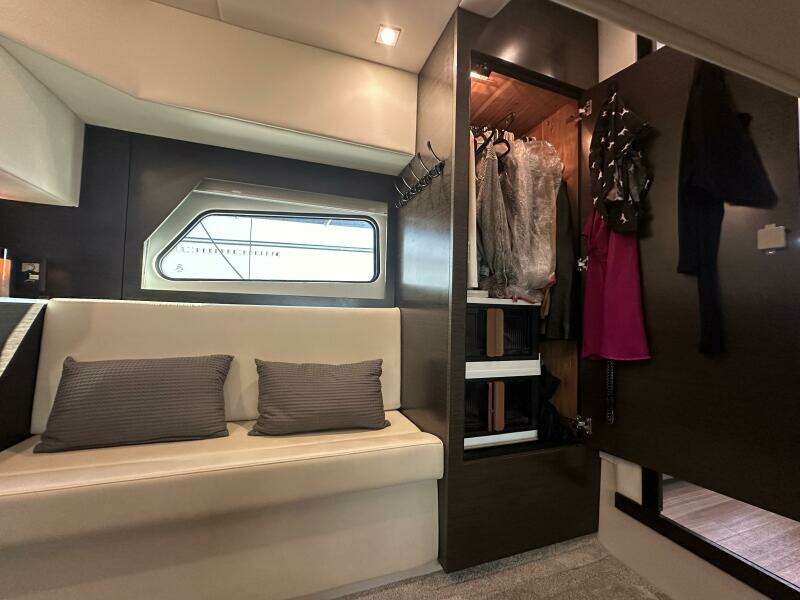 2017 Cruisers Yachts 390 Express Coupe