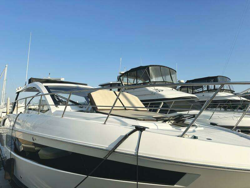 2017 Cruisers Yachts 390 Express Coupe