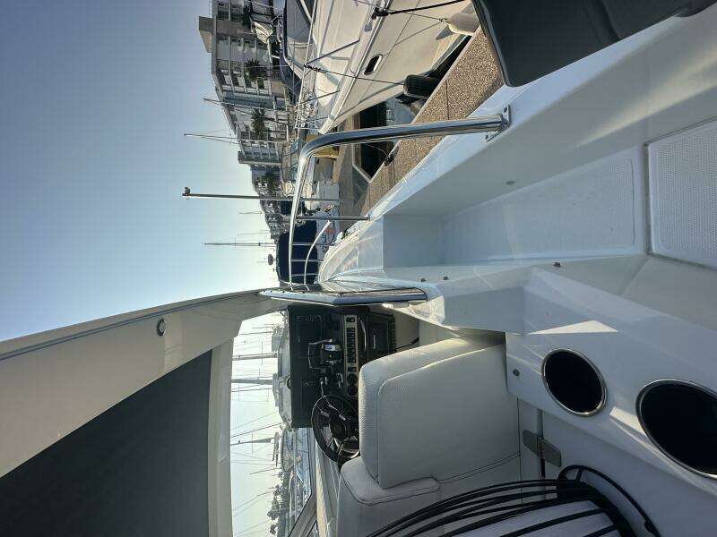 2017 Cruisers Yachts 390 Express Coupe