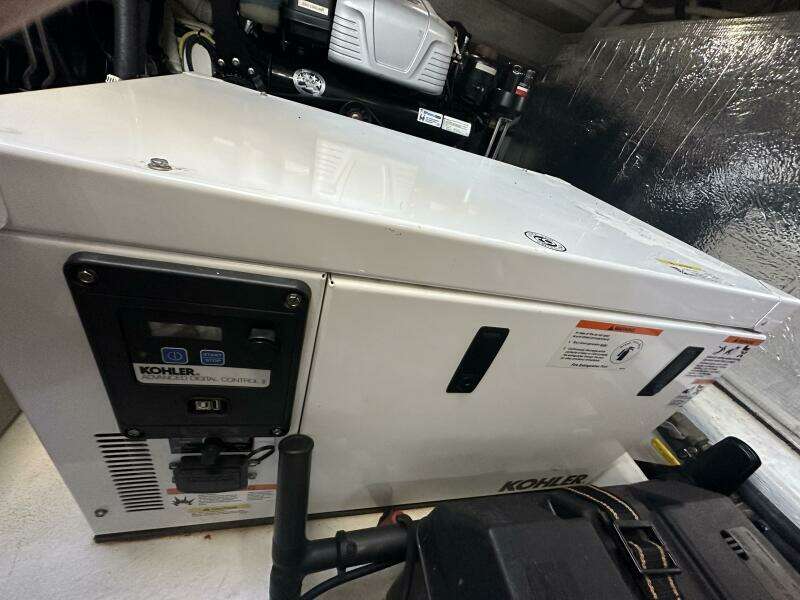 2017 Cruisers Yachts 390 Express Coupe