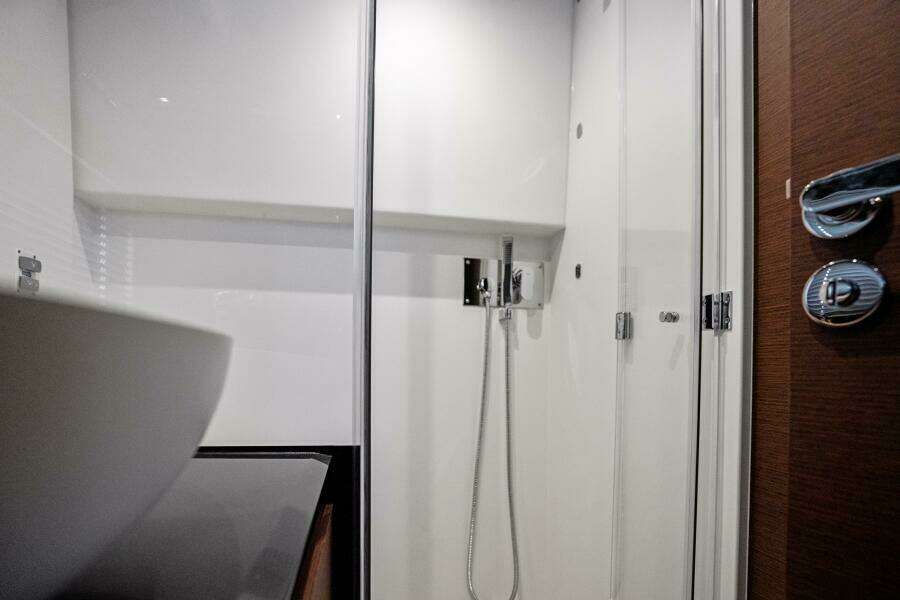 2024 46 Prestige Flybridge -VIP Stateroom Head