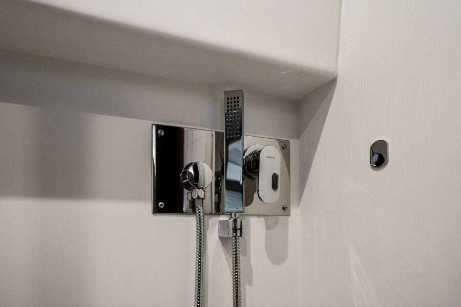 2024 46 Prestige Flybridge -VIP Stateroom Head