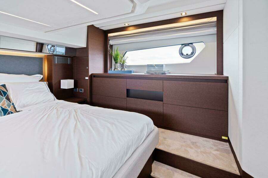 2024 46 Prestige Flybridge -Master Stateroom