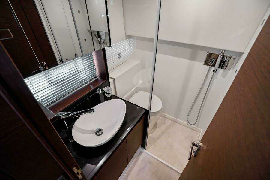 2024 46 Prestige Flybridge -VIP Stateroom Head