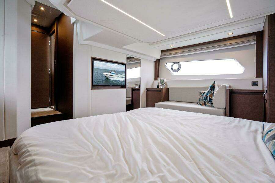 2024 46 Prestige Flybridge -Master Stateroom