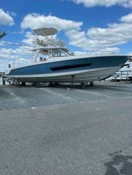 2017 Boston Whaler Outrage