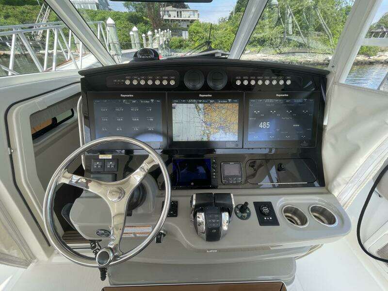 2017 Boston Whaler Outrage