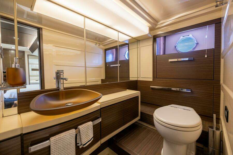 Azimut 64 A/Sea - Interior Master Stateroom Head