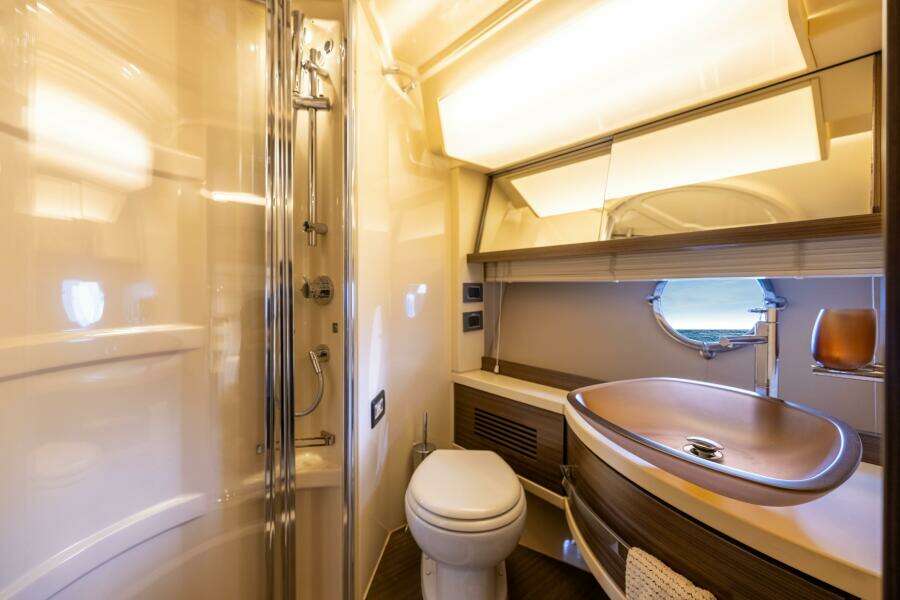 Azimut 64 A/Sea - Interior Guest Stateroom Head