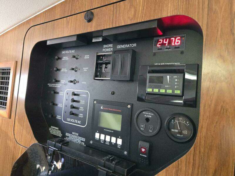 2013 Pursuit 345 Offshore