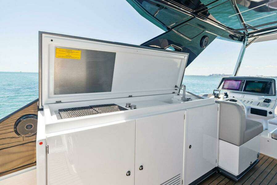 2023 Ferretti Yachts 670