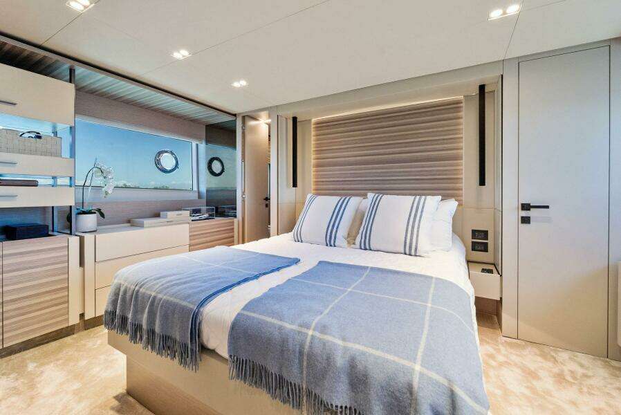 2023 Ferretti Yachts 670