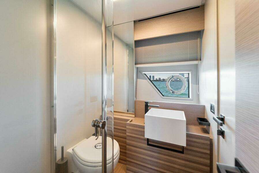 2023 Ferretti Yachts 670