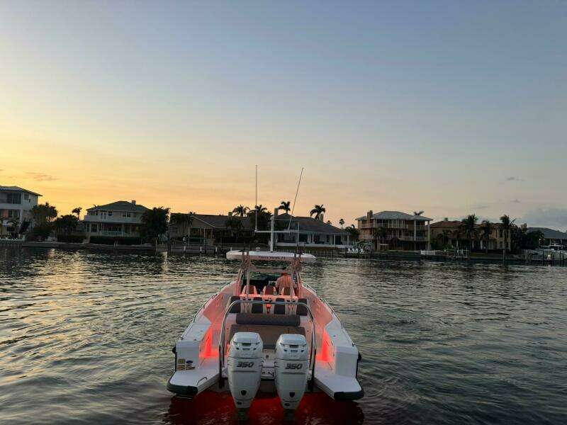 2025 Axopar 37 Sun Top