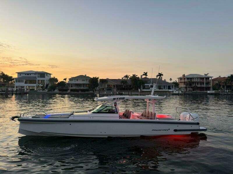 2025 Axopar 37 Sun Top