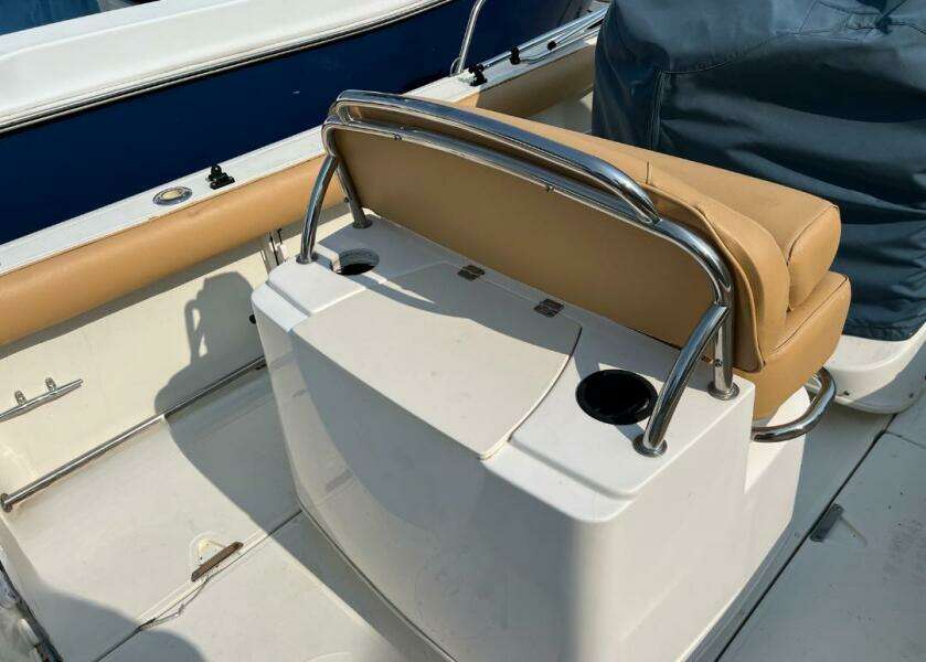 2004 Boston Whaler 210 Outrage