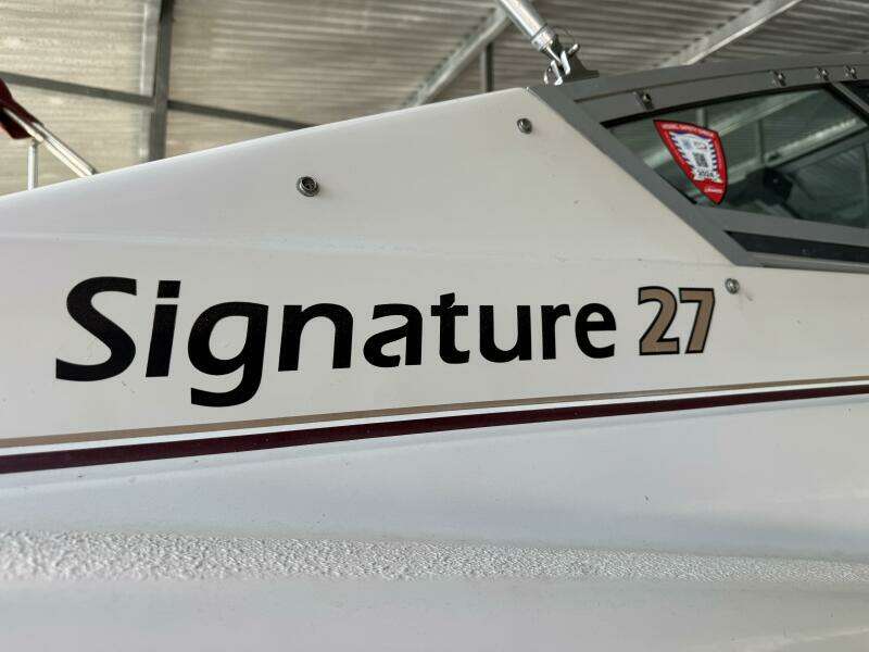 1994 Chaparral Signature 27 Cabin Cruiser