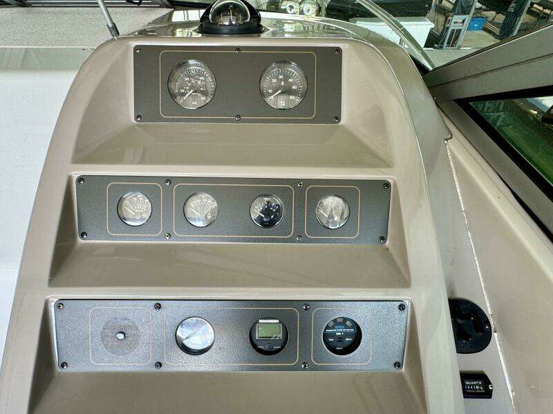 1994 Chaparral Signature 27 Cabin Cruiser