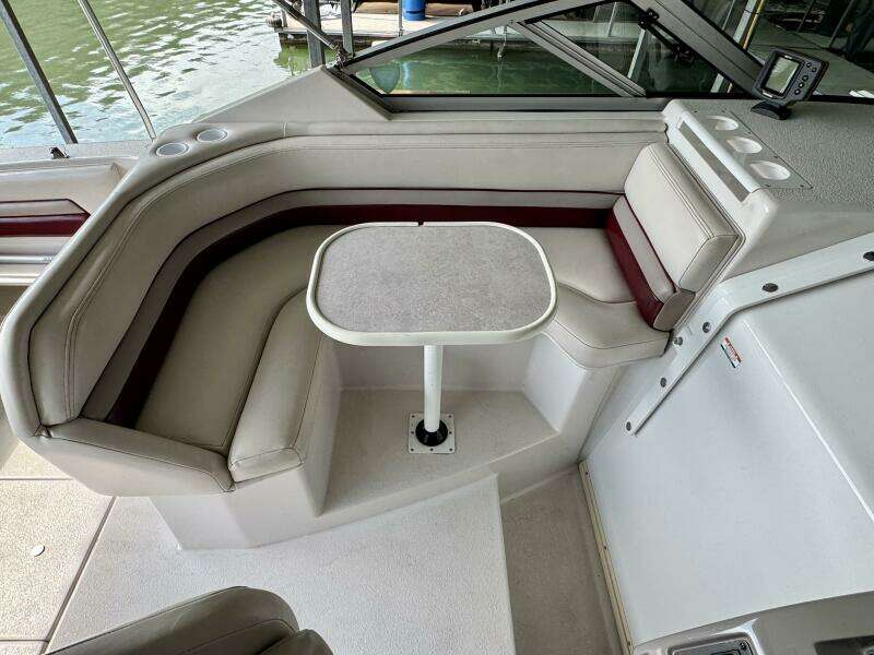 1994 Chaparral Signature 27 Cabin Cruiser
