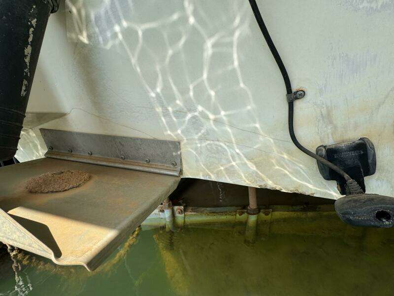 1994 Chaparral Signature 27 Cabin Cruiser