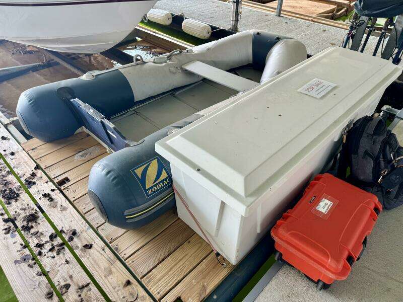 1994 Chaparral Signature 27 Cabin Cruiser