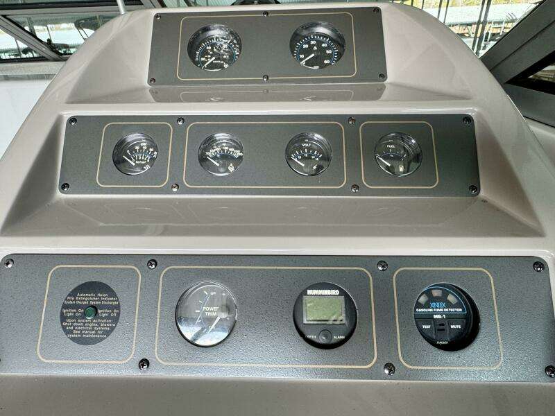 1994 Chaparral Signature 27 Cabin Cruiser