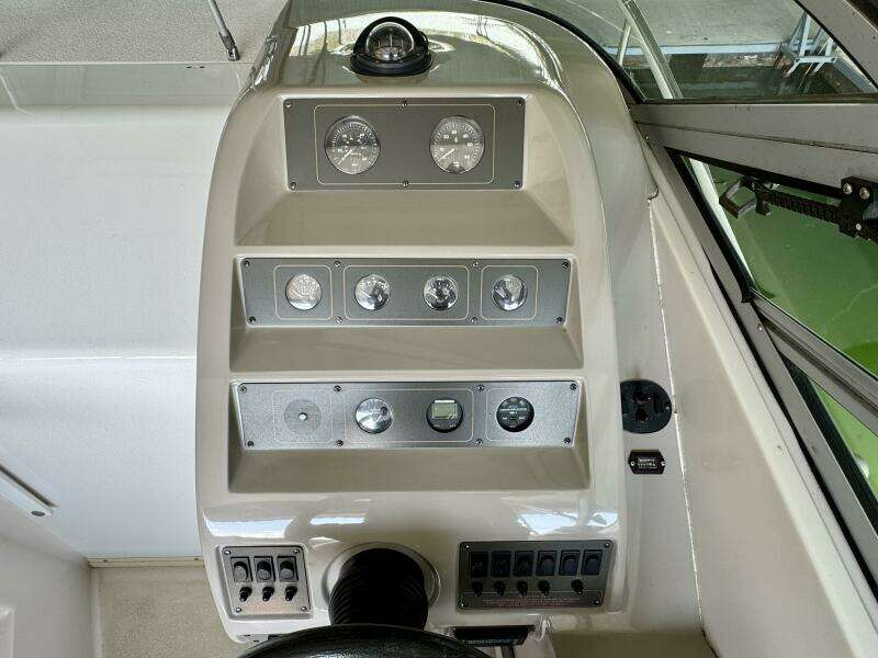 1994 Chaparral Signature 27 Cabin Cruiser