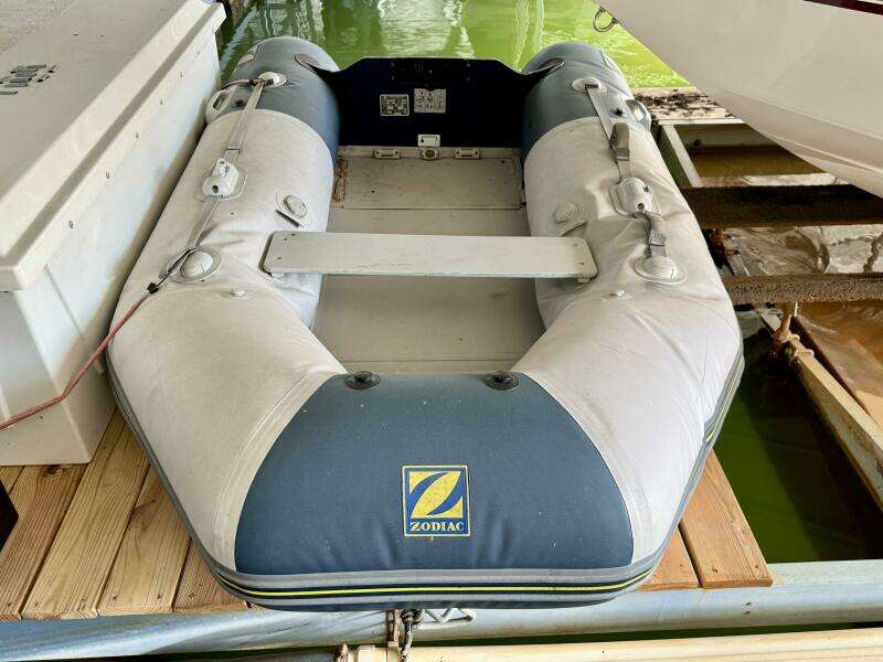 1994 Chaparral Signature 27 Cabin Cruiser