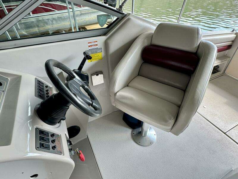 1994 Chaparral Signature 27 Cabin Cruiser