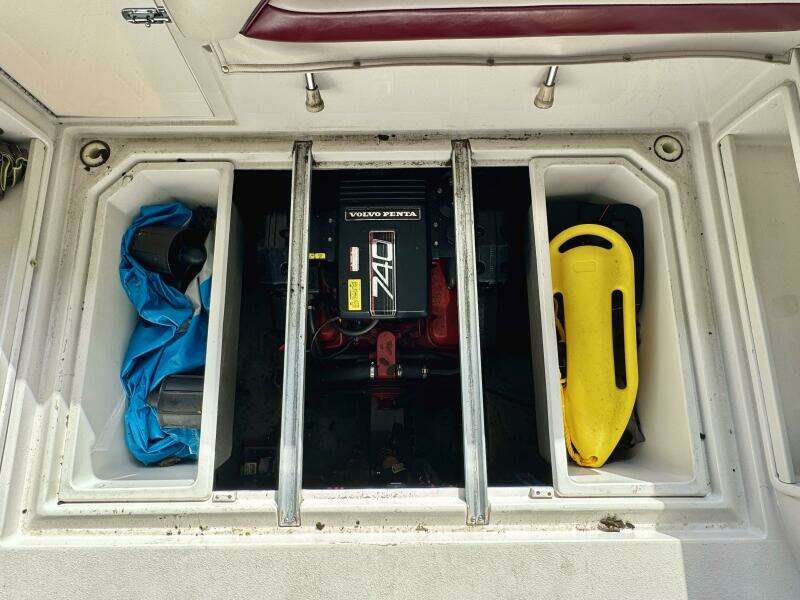 1994 Chaparral Signature 27 Cabin Cruiser