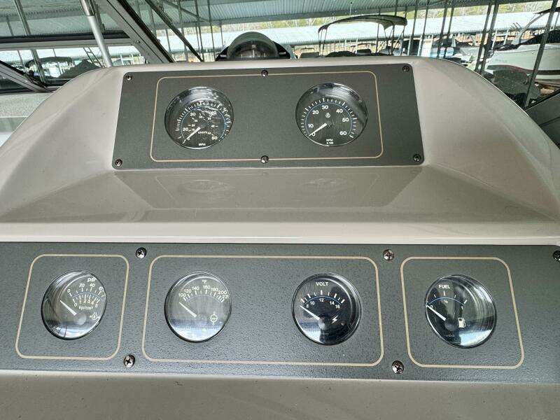 1994 Chaparral Signature 27 Cabin Cruiser