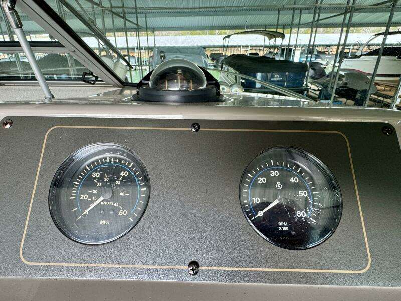 1994 Chaparral Signature 27 Cabin Cruiser