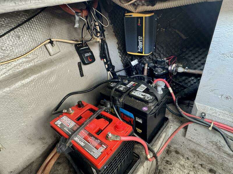 1994 Chaparral Signature 27 Cabin Cruiser