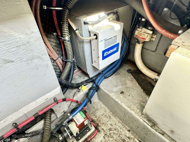 1994 Chaparral Signature 27 Cabin Cruiser