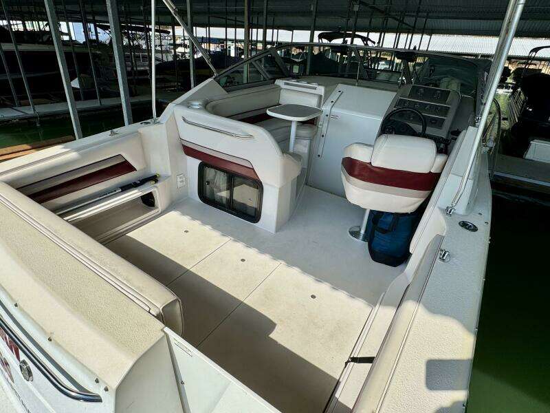 1994 Chaparral Signature 27 Cabin Cruiser
