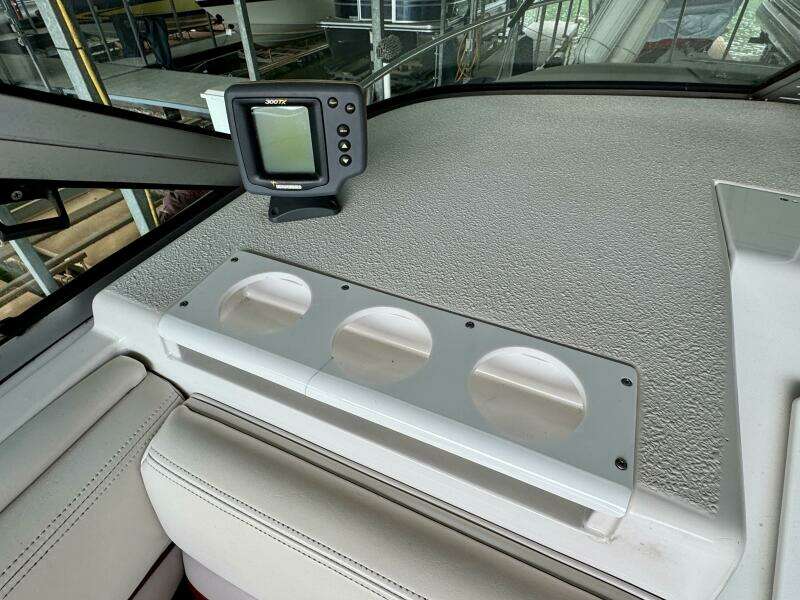 1994 Chaparral Signature 27 Cabin Cruiser