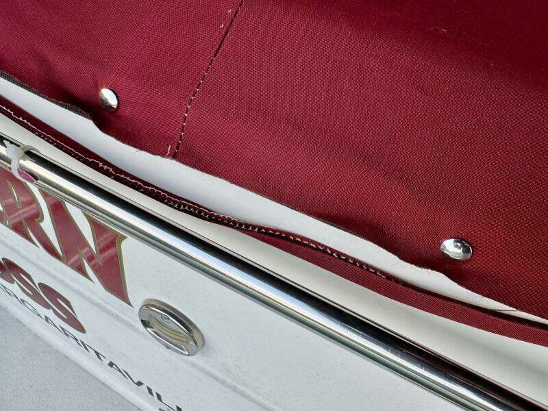 1994 Chaparral Signature 27 Cabin Cruiser