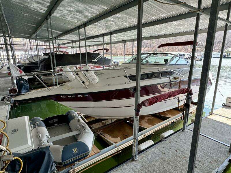 1994 Chaparral Signature 27 Cabin Cruiser