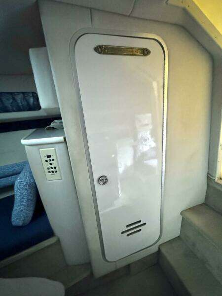 1994 Chaparral Signature 27 Cabin Cruiser