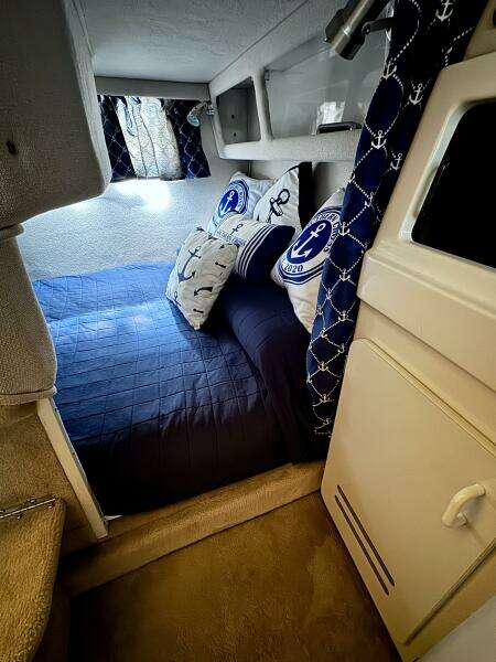 1994 Chaparral Signature 27 Cabin Cruiser