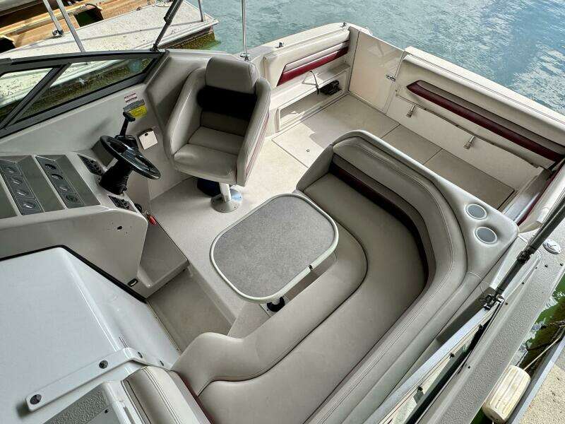 1994 Chaparral Signature 27 Cabin Cruiser