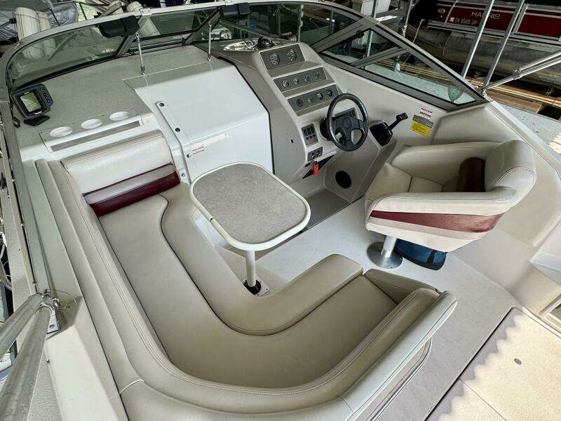 1994 Chaparral Signature 27 Cabin Cruiser